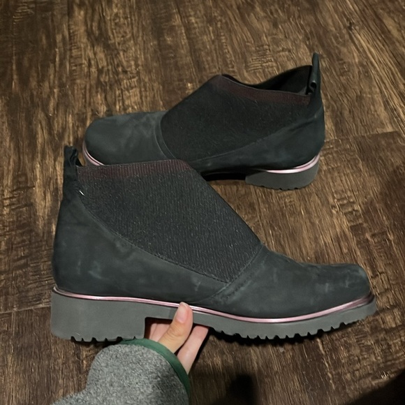 Munro Kinston Envelope Bootie Ankle Boot Black Nubuck Elastic Top size 8W - Picture 1 of 11